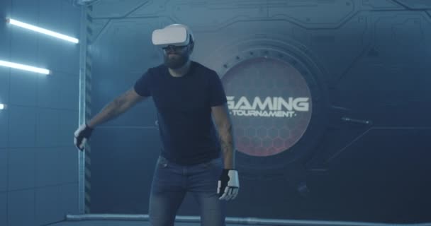 Gamer spielen mit vr Action-Spiel — Stockvideo