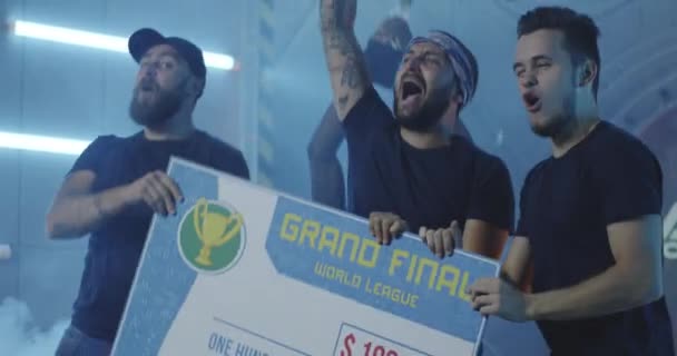 Squadra torneo di gioco che celebra la loro vittoria — Video Stock