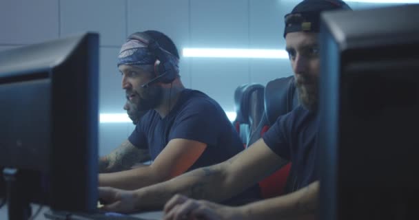 Jeunes hommes jouant à un tournoi de jeu 