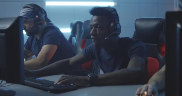 Jeunes hommes jouant à un tournoi de jeu 