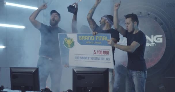 Equipe de torneio de jogos celebrando sua vitória — Vídeo de Stock