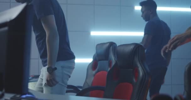 Équipe de jeu assis à leur bureau 