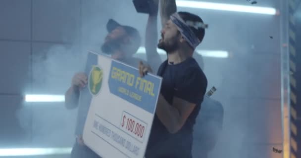 Équipe de tournoi de jeux célébrant leur victoire 