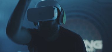 Vr aksiyon oyunu ile oynayan oyuncu