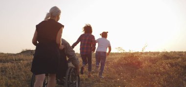 Asker ve ailesi çayırda yürüyor