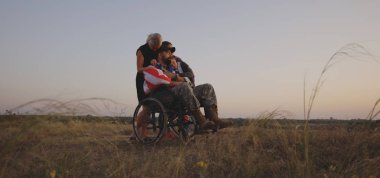 Engelli asker ailesiyle gün batımını izliyor