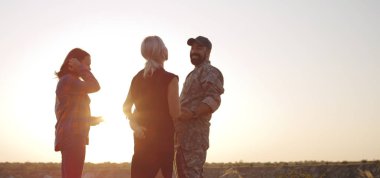 Eşine ve kızına sarılan asker