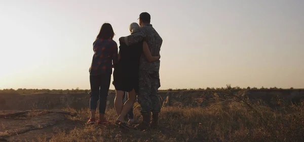 Asker ve ailesi çayırda yürüyor — Stok fotoğraf