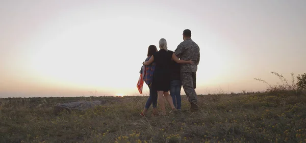 Asker ve ailesi çayırda yürüyor — Stok fotoğraf