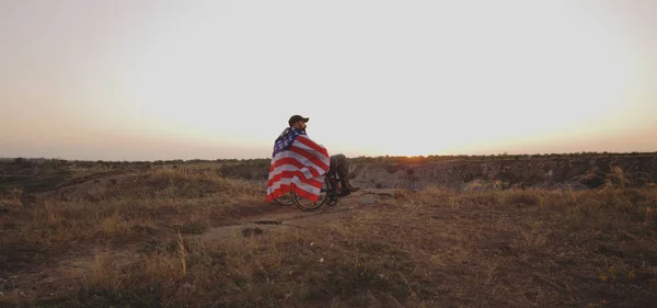 Tekerlekli sandalyedeki Amerikan askeri gün batımını izliyor — Stok fotoğraf