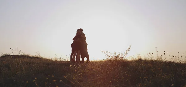 Soldaat knuffelen zijn vrouw en dochter — Stockfoto