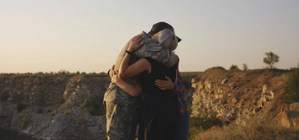 Eşine ve kızına sarılan asker — Stok fotoğraf