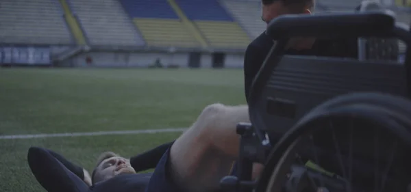 Disabled athlete doing sit ups — Stock Photo, Image