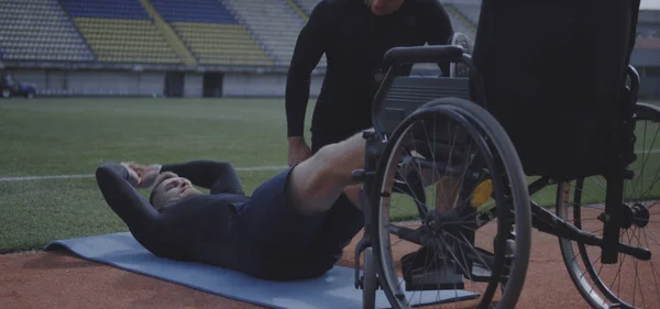 Disabled athlete doing sit ups — Stock Photo, Image