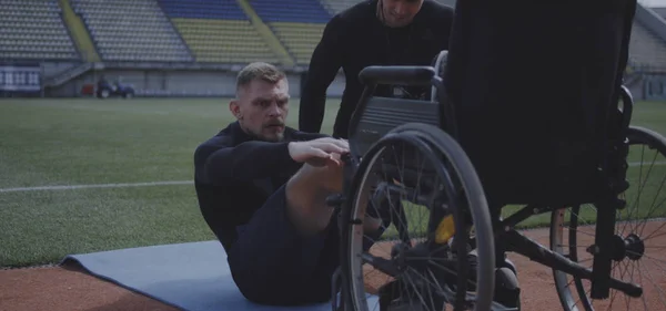 Disabled athlete doing sit ups — Stock Photo, Image