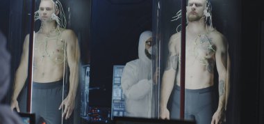 Bilim adamı, astronotları uyku kapsüllerinde inceliyor.