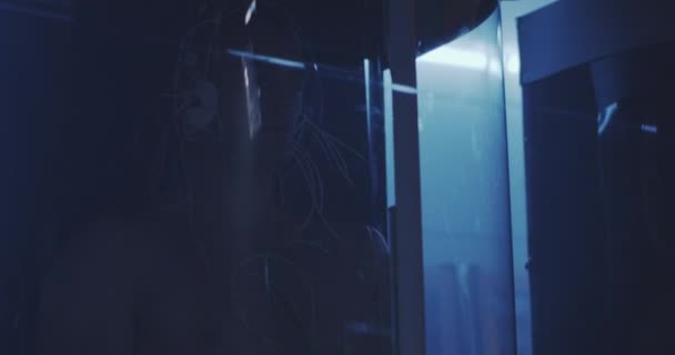 Astronaute debout dans une nacelle pendant la préparation du vol 