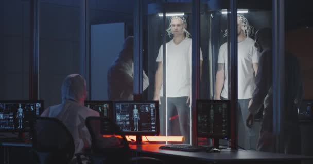 Scientifiques étudiant la biologie humaine sur Mars 