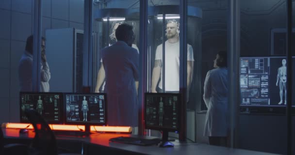 Des scientifiques préparent des astronautes pour un vol spatial 