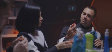 Mars üs mürettebatı çilek yiyor.