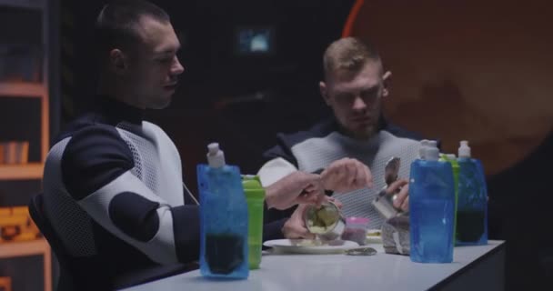 Марсианская команда обедает — стоковое видео