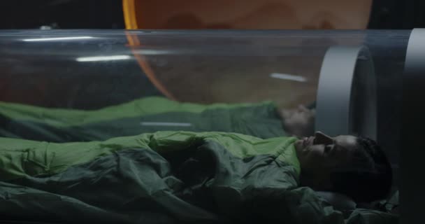 Астронавты спят в стеклянных капсулах — стоковое видео