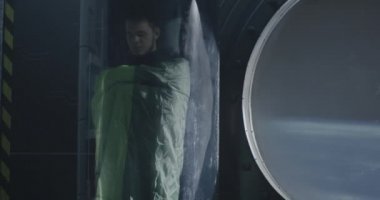 Astronotlar cam kapsüllerde uyur.