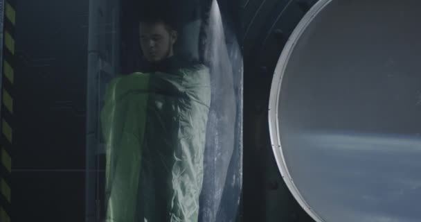 Astronautas durmiendo en cápsulas de vidrio — Vídeos de Stock