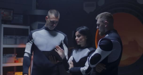 Astronautes travaillant dans une base martienne 