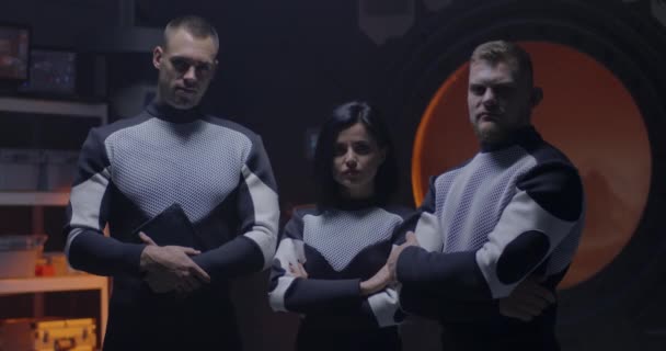 Equipage de base martien posant pour caméra 