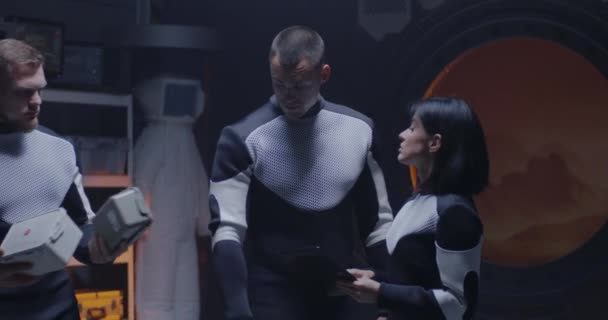 Astronautes travaillant dans une base martienne 