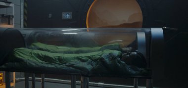 Astronotlar cam kapsüllerde uyur.