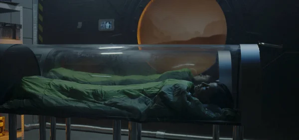 Astronautas dormindo em cápsulas de vidro — Fotografia de Stock
