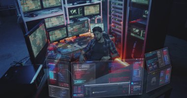 Hacker holografik ekranları izliyor