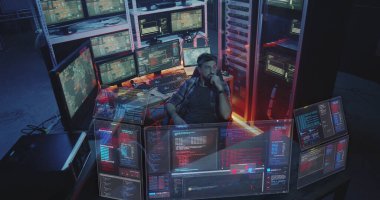 Hacker holografik ekranları izliyor