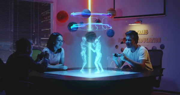 Les adolescents jouant jeu holographique — Photo