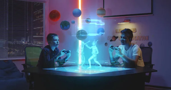 Adolescentes jugando holográfico juego — Foto de Stock