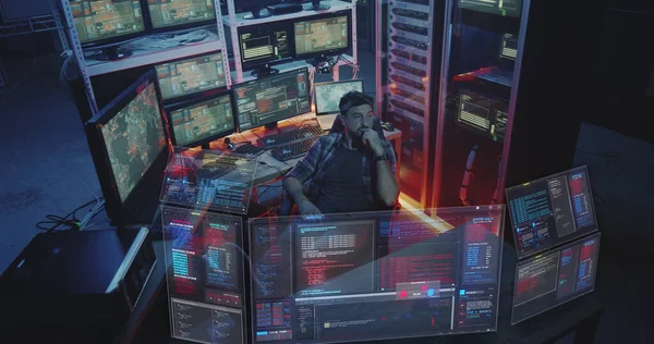 Hacker nézi holografikus kijelző képernyők — Stock Fotó