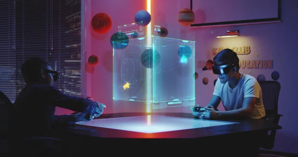 Adolescentes jogando jogo holográfico — Fotografia de Stock