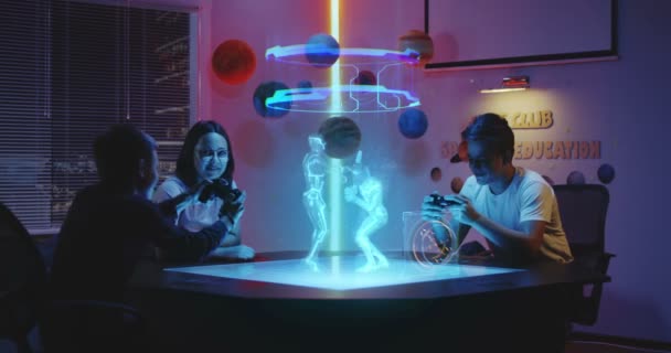Teenager spielen holographisches Spiel — Stockvideo
