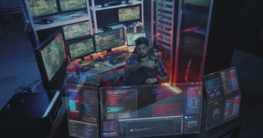 Hacker holografik ekranları izliyor