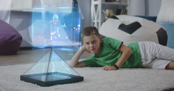 Niño viendo película de animación holográfica — Vídeo de stock