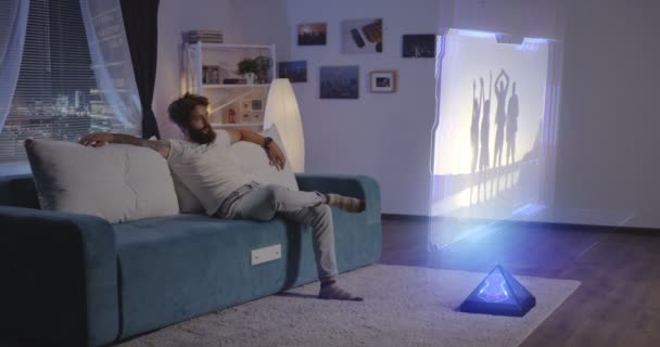 Muž sledující holografickou televizi — Stock video