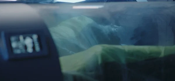 Астронавты спят в стеклянных капсулах — стоковое фото