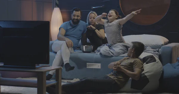 Rodina sledující televizi na Marsu — Stock fotografie