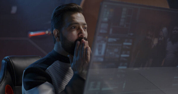 Мужчина-астронавт проводит видеозвонок с семьей
