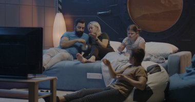 Mars 'ta televizyon izleyen aile