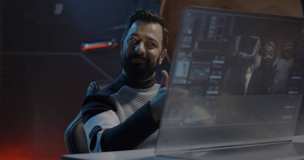 Мужчина-астронавт проводит видеозвонок с семьей
