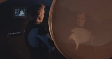 Mars üssünün penceresinden bakan astronot.