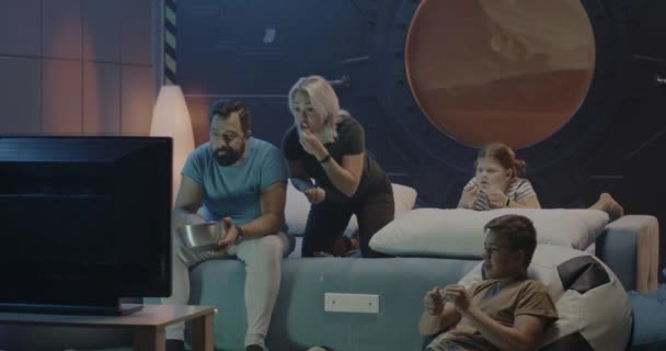 Famille regardant la télévision sur Mars — Video